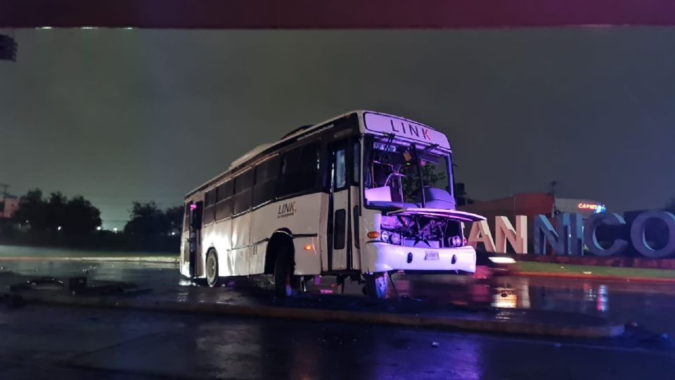 El camión de transporte de personal derrapó debido a las condiciones del pavimento resbaladizo sobre la avenida Universidad en San Nicolás de los Garza.