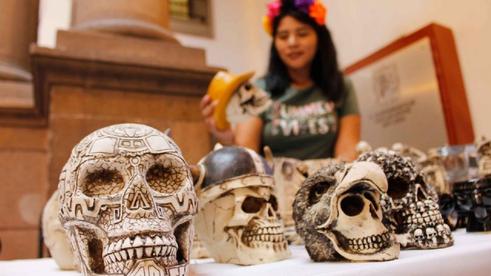 Feria Artesanal por “Xantolo” en San Luis Potosí, con la presencia de artesanos de varios municipios, alusivos a la celebración del día de muertos.