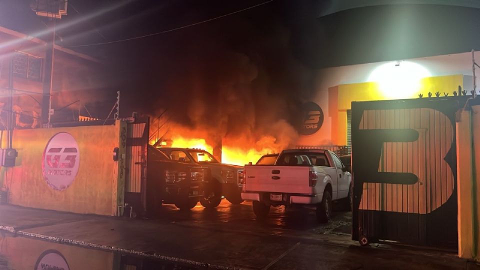 Incendio en Guadalupe consume tres vehículos