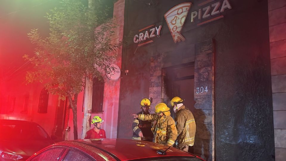 Elementos de Bomberos Nuevo León y de Santiago sofocaron las llamas en el establecimiento denominado Crazy Pizza.