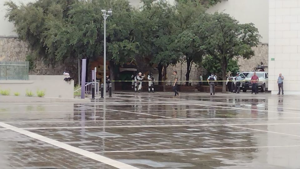 Elementos de la Policía de Monterrey registraron las cámaras de seguridad y lograron identificar a los sujetos. 