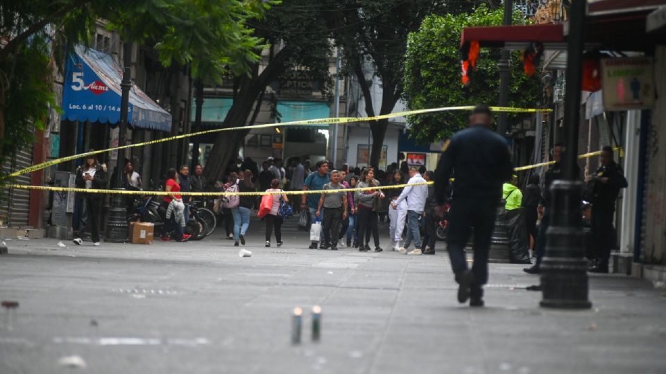 Permanecen policías de agrupamientos especiales que vigilan la avenida Santiago casi esquina con Calzada Tlalpan.