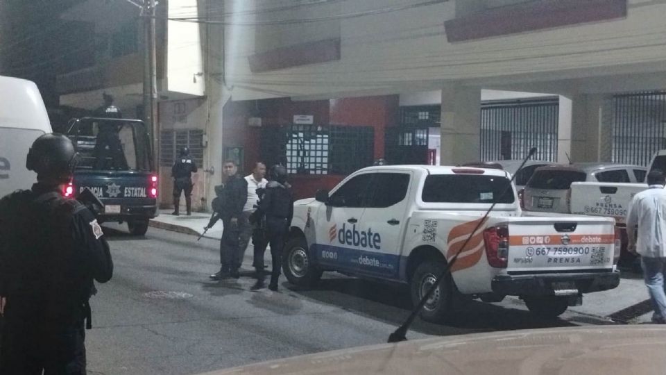 Grupos de la delincuencia organizada dispararon en contra de la fachada y vehículos del medio El Debate en Culiacán, Sinaloa.