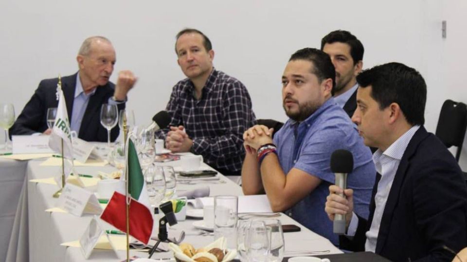 Diputado Miguel García Lechuga en reunión con miembros de la Asociación de Industriales Regiomontanos del Poniente.