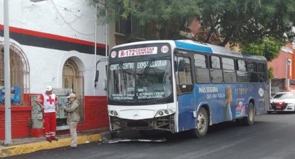 Se registra accidente entre camión urbano y camioneta; resultan lesionados dos menores