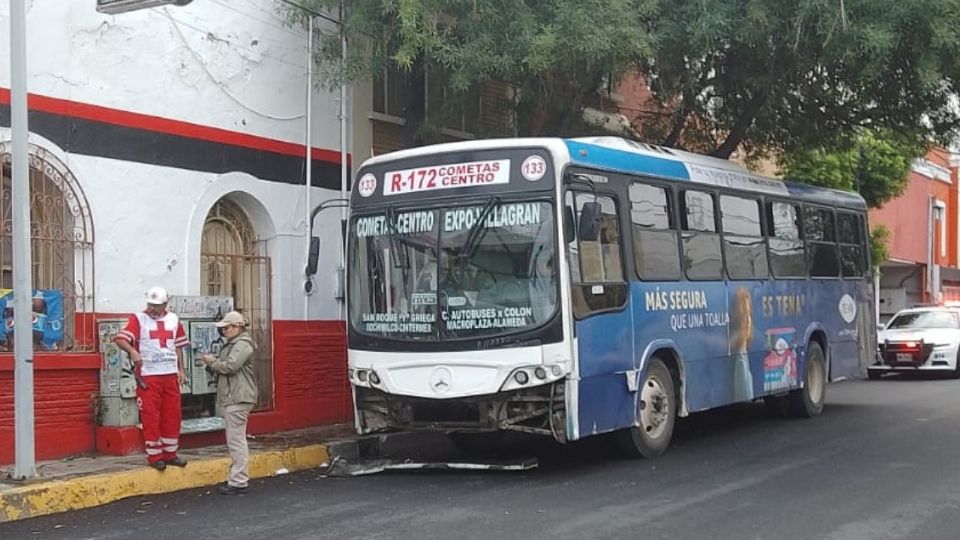 Ruta urbana protagoniza accidente en el Centro de Monterrey.