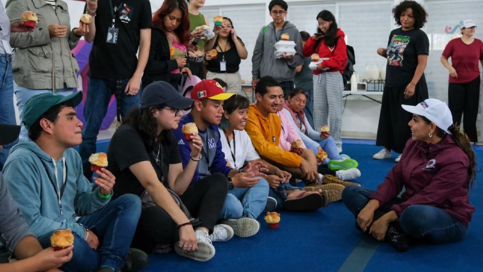 Los jóvenes participaron en un congreso nacional de antropología en la UQRO, pero la contingencia impidió el retorno a sus lugares de origen.