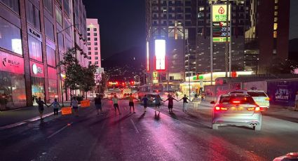 Vecinos de la colonia Independencia bloquean Avenida Pino Suárez por falta de luz