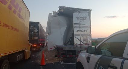 Tráiler provoca choque en camellón en autopista a Laredo