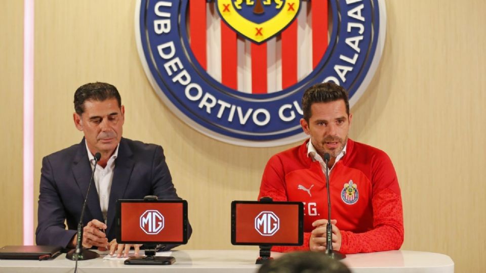 Fernando Gago está muy cerca de despedirse de Chivas y seguir su carrera de entrenador en Argentina.