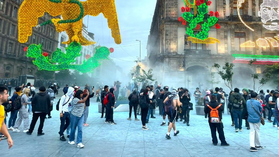 Policías y encapuchados se enfrentan en el Zócalo.