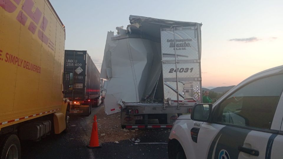 Choque de trailer en autopista a Laredo deja daños materiales