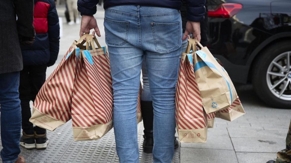 Compras desmedidas por las nuevas generaciones.