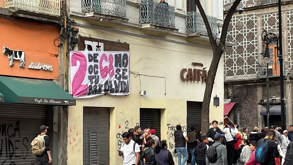 Se reportó que durante la movilización, un grupo de aproximadamente 150 personas con el rostro cubierto causaron daños en mobiliario urbano.