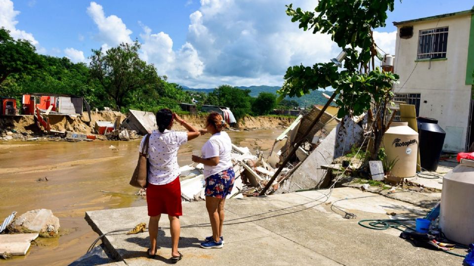 El SNTE informó que continúan abiertos los centros de acopio donde se recibe ayuda para las personas damnificadas por los ciclones tropicales.