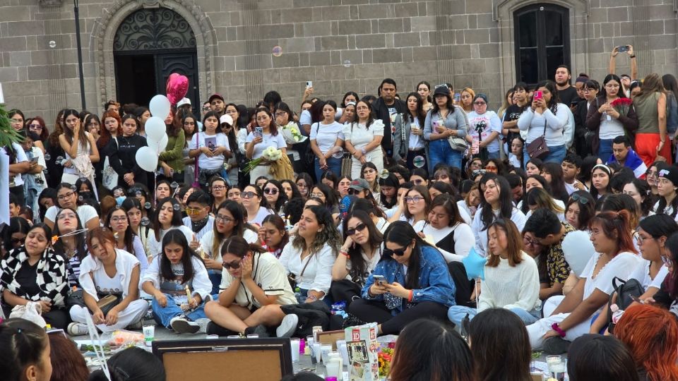 Fans de Liam Payne en la Macroplaza.