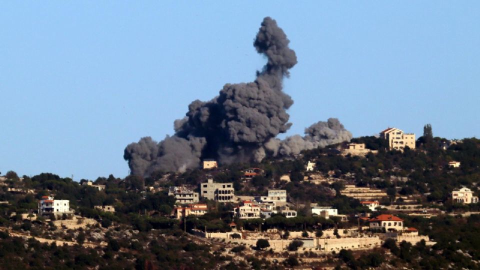 El humo se eleva tras los ataques aéreos israelíes contra la ciudad de Sejoud, en el sur del Líbano, el 21 de octubre de 2024.