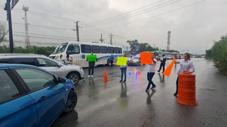 Durante varias horas, los manifestantes mantuvieron cerrada la vialidad de la carretera a Dulces Nombres.