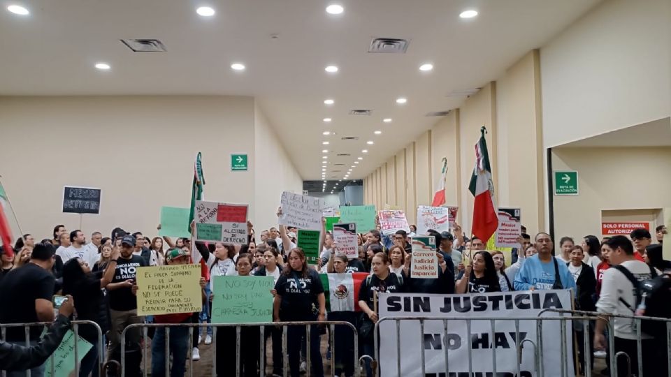 Tras ingresar a las instalaciones, personal de seguridad del recinto colocó al menos cinco vallas para evitar que los manifestantes puedan acceder al evento.