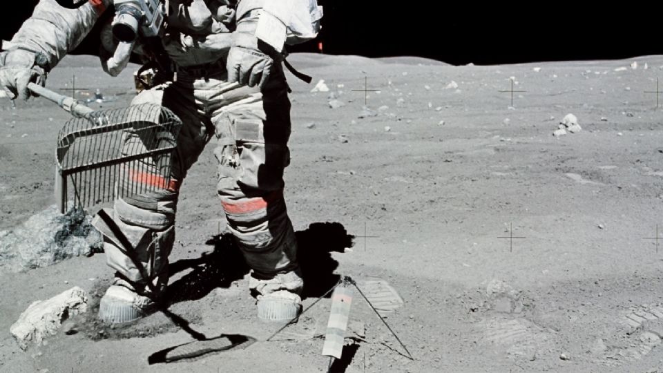 El astronauta John W. Young recoge muestras de regolito lunar.
