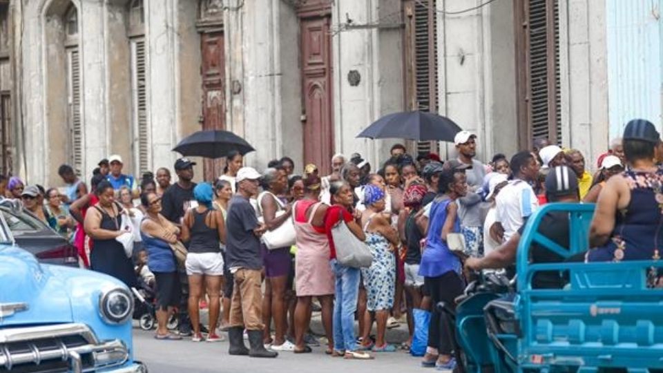 Personas esperan su turno para comprar alimentos antes que se echen a perder por falta de electricidad en una tienda estatal en La Habana.