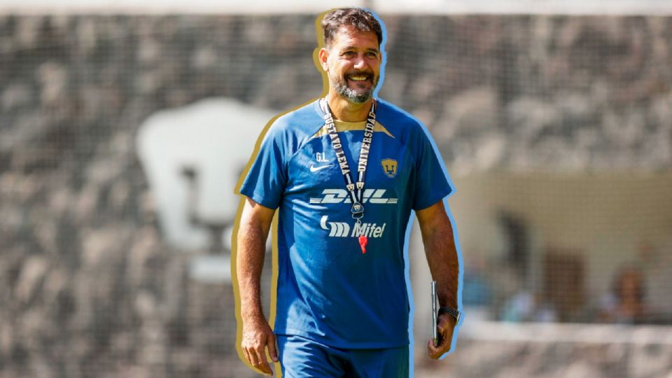 Gustavo Lema dirigiendo el entrenamiento de Pumas