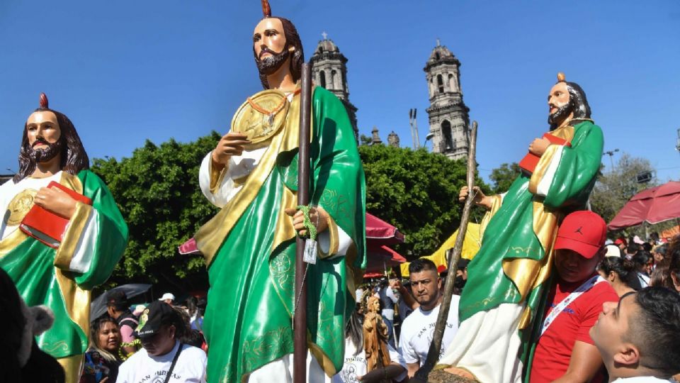 Miles de fieles acuden al templo de San Hipólito para celebrar a San Judas Tadeo el 28 de octubre.