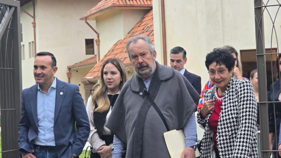 Alcalde de San Pedro Mauricio Fernández junto a diputados locales.