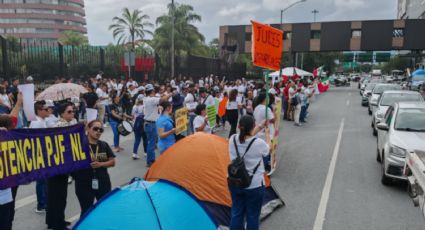 Trabajadores del Poder Judicial bloquean avenida Fundidora