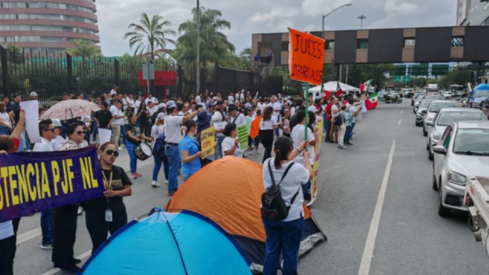 Los manifestantes pretenden acampar sobre la avenida Fundidora para exigir la atención de las autoridades federales.