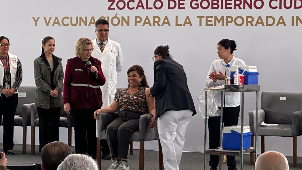 La jefa de Gobierno, Clara Brugada, dio inicio a la vacunación contra Covid-19 e influenza.