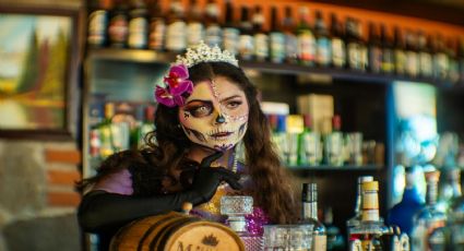 Día de Muertos 2024: El verdadero significado de colocar licor en el altar