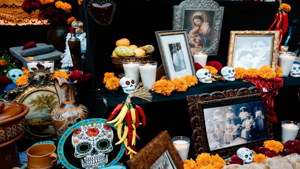 El altar de muertos representa la conexión entre el mundo de los vivos y el de los difuntos.