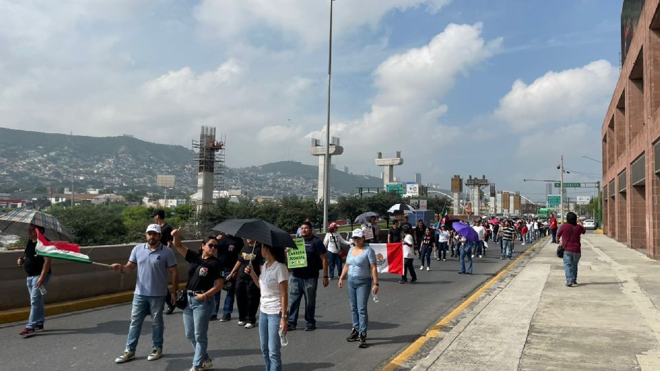 Alrededor de 250 trabajadores iniciaron su marcha de espaldas desde el cruce con las avenidas Zaragoza y Ocampo, en el centro de Monterrey.