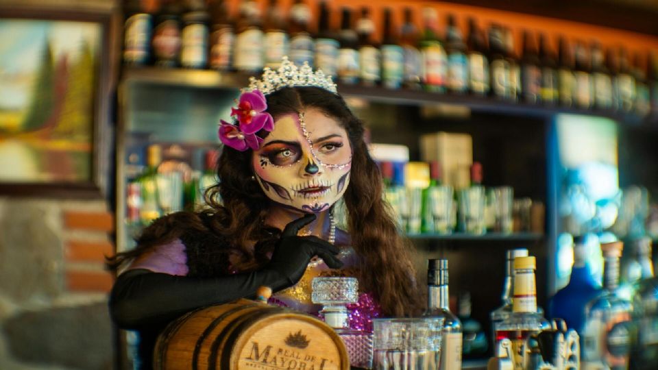 El licor es un elemento imprescindible en las ofrendas del Día de Muertos.