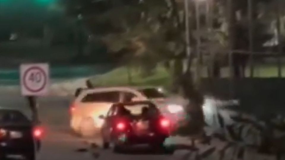 Luego de protagonizar una pelea a golpes, el conductor subió a la camioneta y atropelló a sus familiares, para después escapar corriendo del lugar.