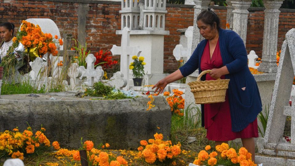 Los panteones se vuelven un lugar muy concurrido durante el Día de Muertos.