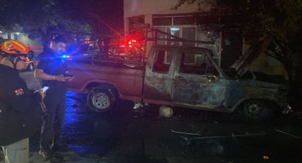 Incendio consume camioneta en Santa Catarina