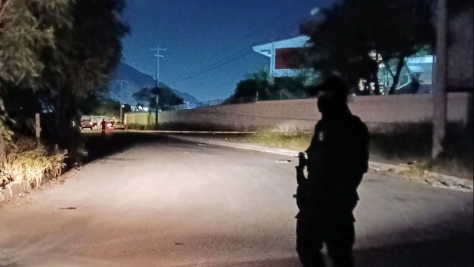 La zona del ataque fue acordonada por policías de García, mientras que el presunto agresor fue puesto a disposición del Ministerio Público.