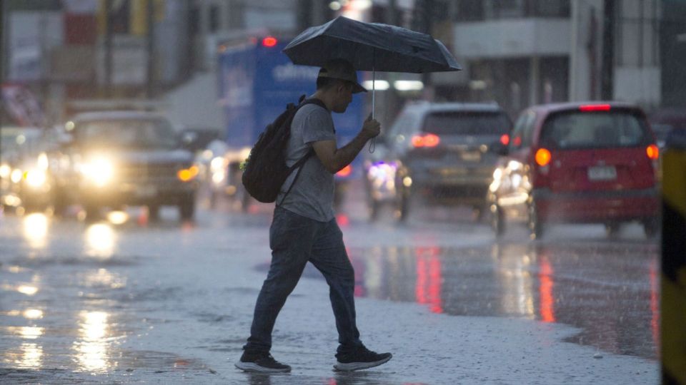 Si eres de Nuevo León y vas a salir, ¡no te olvides del paraguas! El SMN pronostica lluvias aisladas para el estado.