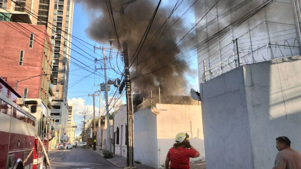 La columna de humo se pudo apreciar desde diversos puntos de la ciudad, por lo que las autoridades se movilizaron para controlar la situación.