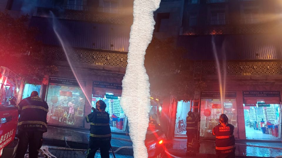 De acuerdo con información de los Bomberos de la CDMX, una bodega que está dentro de un edificio de la calle Isabel la Católica era la que se estaba quemando.