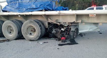 Vehículo queda atrapado bajo un tráiler en Pesquería: Se reporta un muerto