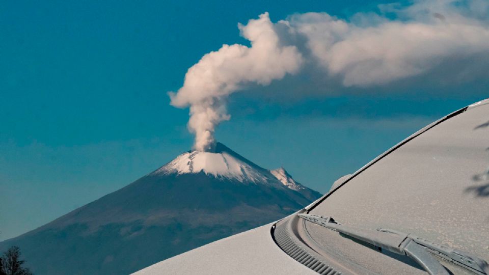 Checa la actividad del volcán Popocatépelt en vivo hoy 28 de octubre, día en que amanece nevado.