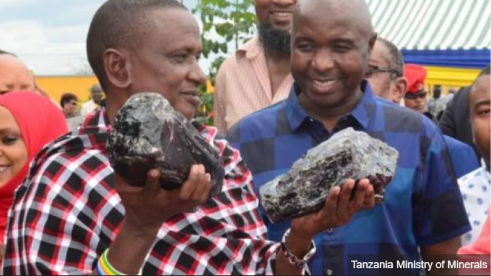 Laizer con sus preciosas piedras tras el hallazgo.