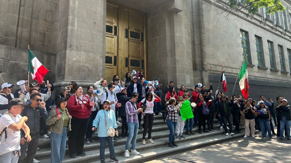 Trabajadores del Poder Judicial se manifiestan frente a la SCJN por la reforma al sector.