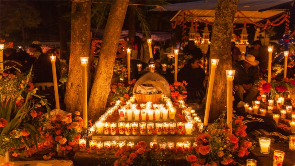 El Día de Muertos es una  tradición que mezcla elementos de las culturas indígenas y la religión católica, es una celebración que atrae a miles de turistas de todo el mundo.