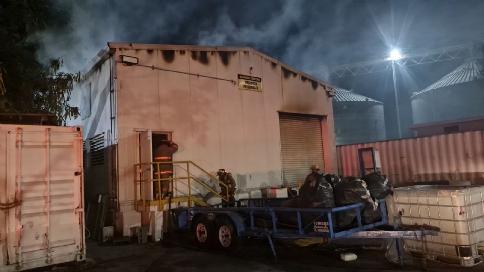 Luego de sofocar las llamas, los bomberos descartaron riesgos en el lugar ubicado en la avenida Ruiz Cortines y calle Tauro.