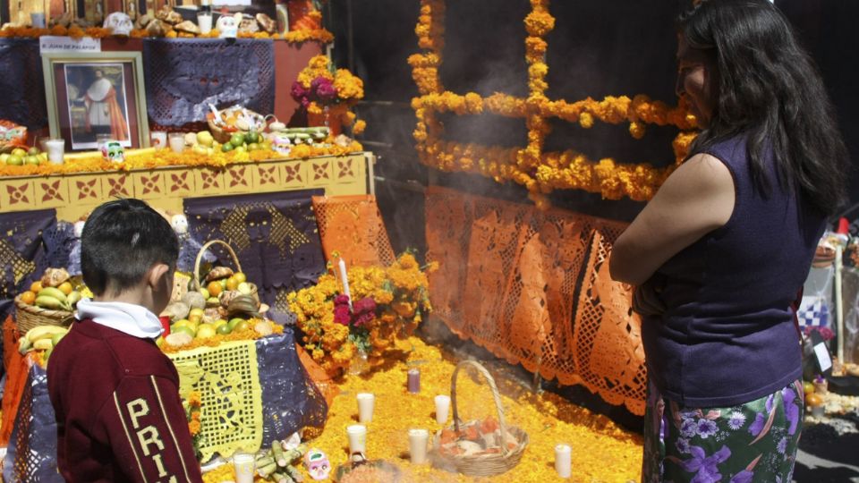 Las ofrendas para niños tienen elementos simbólicos especiales, como flores blancas y juguetes.