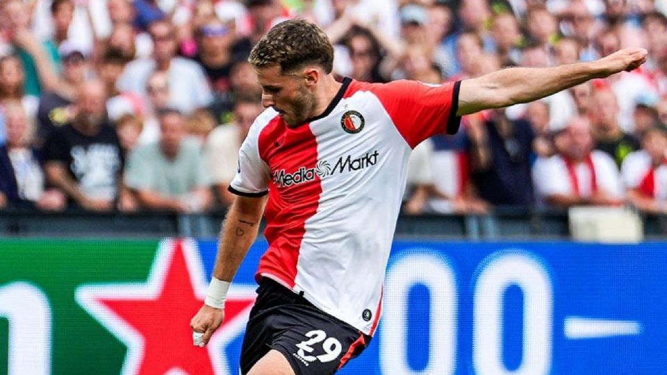 Santiago Giménez espera volver a las canchas con Feyenoord de manera anticipada.